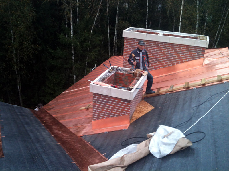 Монтаж мідної фальцевої покрівлі